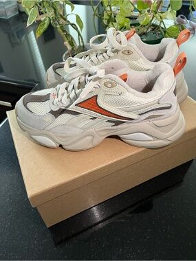 Reebok Royal Charge Men’s Sneakers in Cream with Orange Accent. US 8